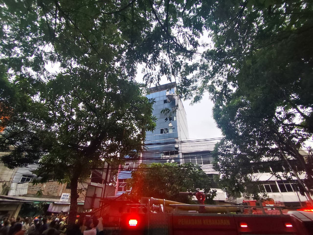 Gedung Terra Drone, Jakarta Pusat, yang terbakar. Foto: Rachmadi Rasyad/kumparam