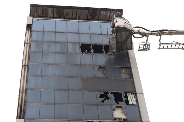 Petugas pemadam kebakaran melakukan evakuasi di Gedung Terra Drone yang terbakar di Kemayoran, Jakarta Pusat, Selasa (9/12/2025). Foto: Jamal Ramadhan/kumparan