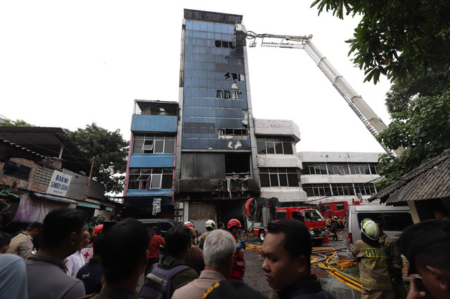 Gedung Terra Drone yang terbakar di Kemayoran, Jakarta Pusat, Selasa (9/12/2025). Foto: Jamal Ramadhan/kumparan