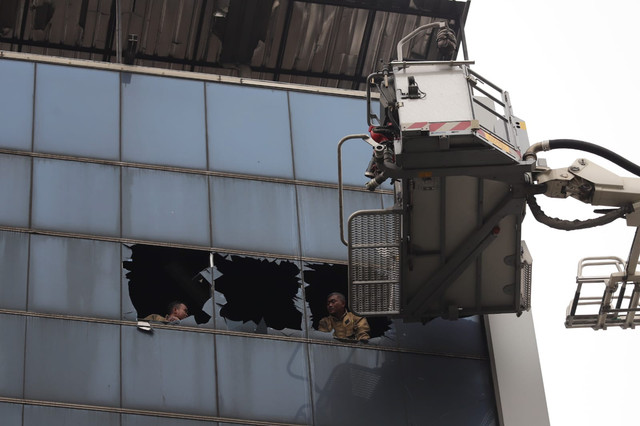 Petugas pemadam kebakaran melakukan evakuasi di Gedung Terra Drone yang terbakar di Kemayoran, Jakarta Pusat, Selasa (9/12/2025). Foto: Jamal Ramadhan/kumparan