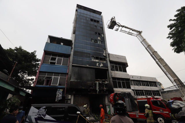 Gedung Terra Drone yang terbakar di Kemayoran, Jakarta Pusat, Selasa (9/12/2025). Foto: Jamal Ramadhan/kumparan