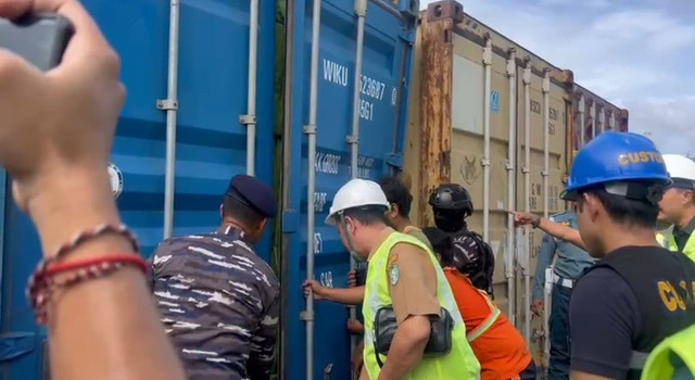 Aparat gabungan membongkar 2 kontainer di Pelabuhan Dwikora Pontianak. Foto: Dok. Istimewa