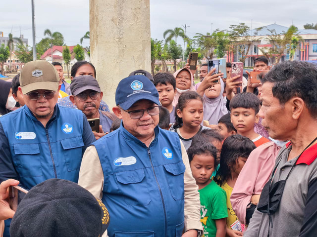 Mendikdasmen Abdul Mu'ti meninjau pengungsi di kantor Bupati Aceh Tamiang pada Selasa (9/12/2025). Foto: Fadjar Hadi/kumparan
