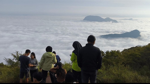 Penampakan dari atas Bukit Kelam. Foto: Dok. Hi!Pontianak