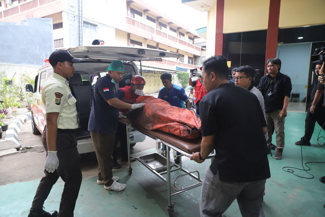 Jenazah korban kebakaran di Gedung Terra Drone, Cempaka Putih tiba di RS Polri, Kramat Jati, Jakarta, Selasa (9/12/2025). Foto: Iqbal Firdaus/kumparan