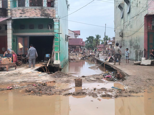 Suasana Aceh Tamiang pascabanjir bandang dan longsor pada Selasa (9/12/2025). Foto: Fadjar Hadi/kumparan