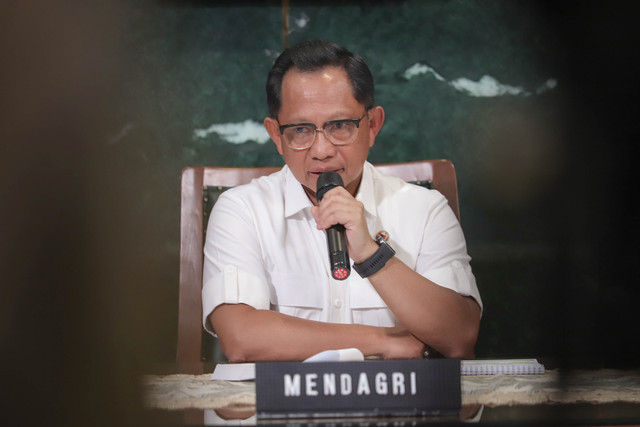 Mendagri Tito Karnavian menerbitkan surat keputusan pemberhentian sementara 3 bulan untuk Bupati Aceh Selatan Mirwan MS imbas berangkat umrah saat terjadi bencana. Foto: Jamal Ramadhan/kumparan