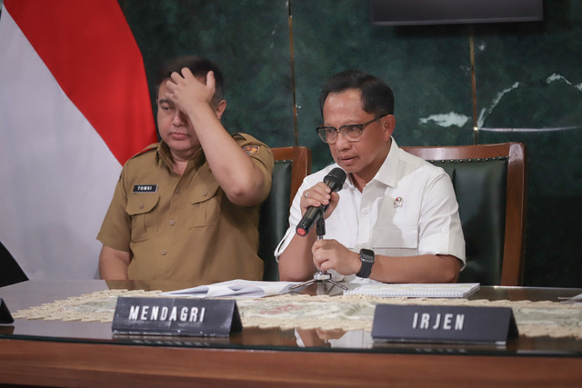 Mendagri Tito Karnavian menerbitkan surat keputusan pemberhentian sementara 3 bulan untuk Bupati Aceh Selatan Mirwan MS imbas berangkat umrah saat terjadi bencana. Foto: Jamal Ramadhan/kumparan