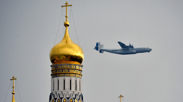 Ilustrasi pesawat militer Rusia, Antonov AN-22. Foto: YURI KADOBNOV/AFP