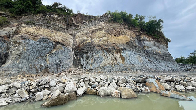 Kondisi bukit di Dusun Tegalrejo, Bawuran, Bantul, setelah ditambang secara ilegal, Selasa (9/12). Foto: Pandangan Jogja