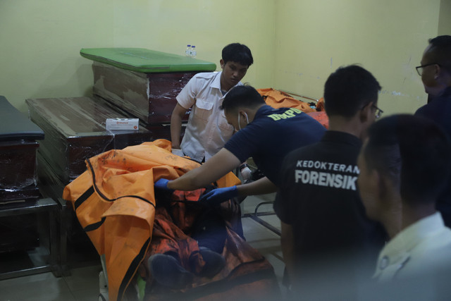 Satu kantong jenazah kebakaran gedung Terra Drone tiba di RS Polri, Kramat Jati, Jakarta Timur, Selasa (9/12/2025). Foto: Iqbal Firdaus/kumparan