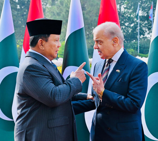Presiden Republik Indonesia Prabowo Subianto menerima sambutan kenegaraan penuh kehormatan di kediaman resmi Perdana Menteri (PM) Pakistan Shehbaz Sharif di Islamabad, Selasa (9/12/2025). Foto: Dok. Laily Rachev - Biro Pers Sekretariat Presiden