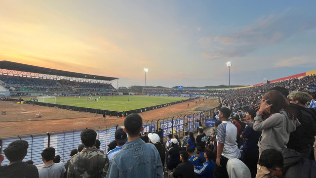 Pemandangan lapangan hijau Stadion Sultan Agung Bantul yang dipenuhi oleh suporter saat pertandingan berlangsung. Foto: Pandangan Jogja/Gigih Imanadi
