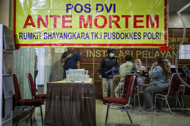 Raut wajah keluarga korban menunggu dan menanti kabar korban kebakaran gedung Terra Drone teridentifikasi di depan DVI RS Polri, Jakarta, Selasa (9/12/2025). Foto: Iqbal Firdaus/kumparan