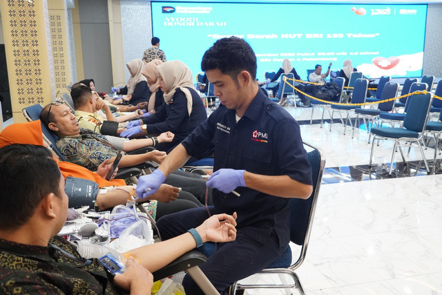 Kegiatan donor darah yang dilaksanakan BRI Region 4 Palembang bersama PMI dalam rangka HUT ke-130 di Palembang. (ist)