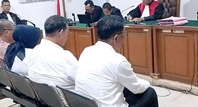 Keempat anggota DPRD OKU saat mendengar Majelis Hakim Pengadilan Tindak Pidana Korupsi (Tipikor) pada Pengadilan Negeri Palembang menjatuhkan hukuman penjara antara 4 tahun 10 bulan hingga 5 tahun dalam perkara korupsi fee proyek pokok pikiran (Pokir). Foto : Istimewa