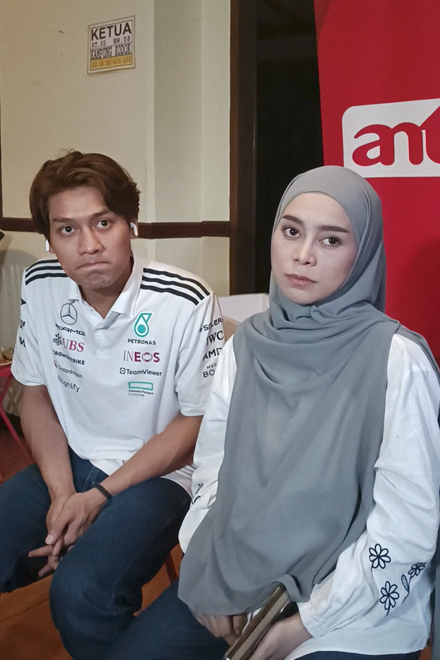 Lesti Kejora dan Rizky Billar dalam konferensi pers sinetron, Senandung Cinta Lilis, Cibubur, Jawa Barat, Selasa (9/12/2025). Foto: Giovanni/kumparan