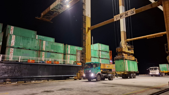 Aktivitas bongkar muat peti kemas di Terminal Peti Kemas Bagendang, Kotawaringin Timur, Kalimantan Tengah. Foto: Dok. Pelindo