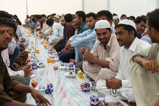 Momen umat muslim buka bersama. Foto: Pixabay