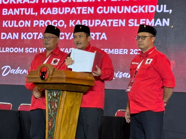 Ketua DPC PDIP Kota Yogya terpilih, Eko Suwanto (tengah). Foto: Dok. Istimewa