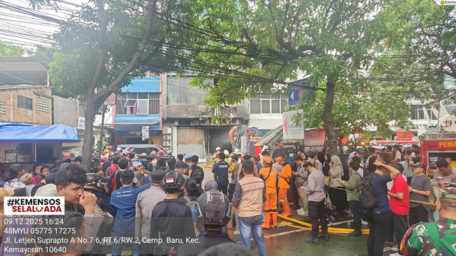 Suasana kebakaran di gedung Terra Drone, Jakarta Pusat, Selasa (9/12/2025). Foto: Kemensos RI