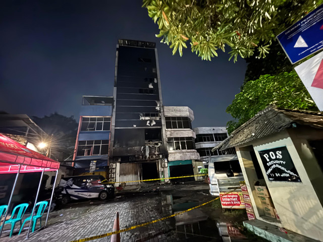 Suasana gedung Terra Drone, Jakarta Pusat pascakebakaran pada Selasa (9/12/2025) malam. Foto: Amira Nada Fauziyyah/kumparan