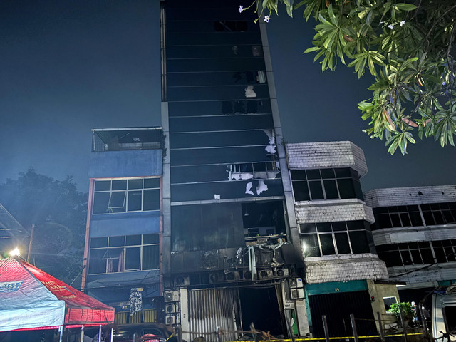 Suasana gedung Terra Drone, Jakarta Pusat pascakebakaran pada Selasa (9/12/2025) malam. Foto: Amira Nada Fauziyyah/kumparan