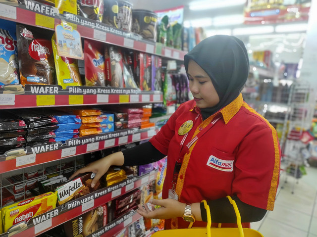 Ilustrasi pegawai Alfamart. Foto: Dok. Alfamart