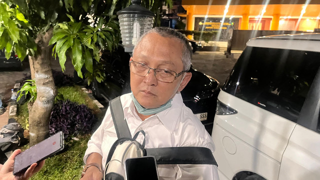 Suhendi, paman dari Asyifa, salah satu korban kebakaran Gedung Terra Drone, saat ditemui di RS Polri, Kramat Jati, Jakarta Timur, Selasa (9/12/2025). Foto: Nasywa Athifah/kumparan