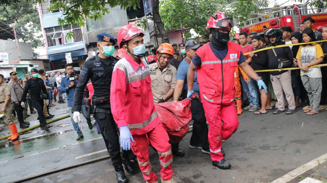 Tim Palang Merah Indonesia (PMI) DKI Jakarta merespons cepat peristiwa kebakaran di Gedung Terra Drone, Jakarta Pusat. Foto: Dok. PMI