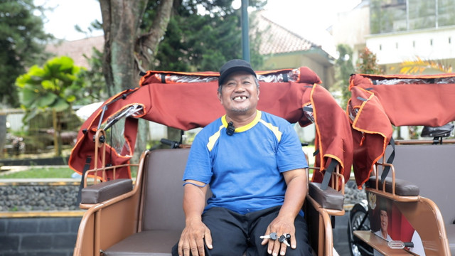 Jasimun, penerima bantuan becak listrik dari Presiden RI Prabowo Subianto secara pribadi melalui Yayasan Gerakan Solidaritas Nasional (GSN). Foto: Istimewa