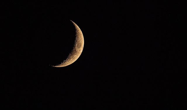 Bulan sabit tampak dengan jelas/ foto: Pixabay