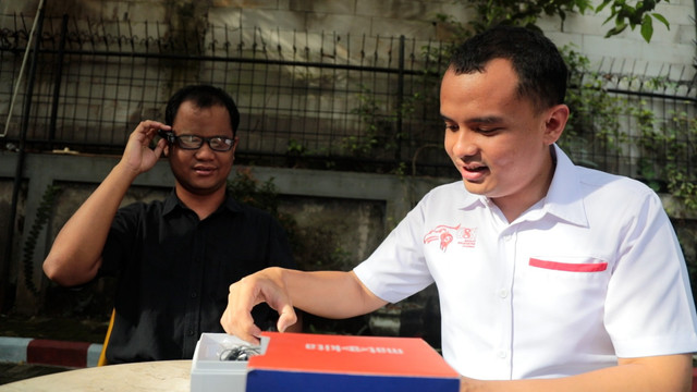 Yayasan Gerakan Solidaritas Nasional (GSN) membagikan puluhan kacamata pintar berbasis Artificial Intelligence (AI) kepada para penyandang tunanetra. Foto: Dok. Istimewa