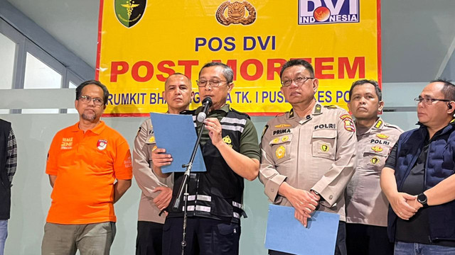 Karumkit RS Polri Brigjen Prima Heru Yulihartono dan Karodokpol Pusdokkes Polri Brigjen Nyoman Eddy Purnama Wirawan, saat keterangan pers terkait identifikasi jenazah korban kebakaran Gedung Terra Drone di RS Polri Kramat Jati, Jakarta Timur (9/12). Foto: Nasywa Athifah/kumparan