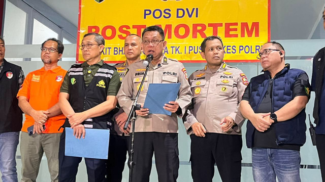 Karumkit RS Polri Brigjen Prima Heru Yulihartono dan Karodokpol Pusdokkes Polri Brigjen Nyoman Eddy Purnama Wirawan, saat keterangan pers terkait identifikasi jenazah korban kebakaran Gedung Terra Drone di RS Polri Kramat Jati, Jakarta Timur (9/12). Foto: Nasywa Athifah/kumparan