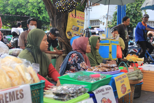 Penjual jajanan tradisional di Pasar Gede
