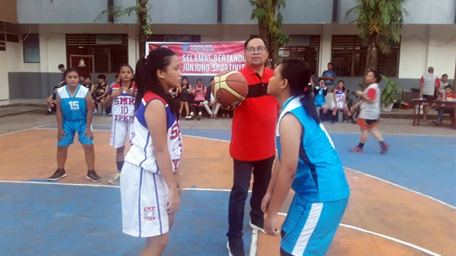 Ketua Perbasi Kota Manado, dr Richard Sualang, melempar bola pertama di pertandingan pembuka event Kejurkot Bola Basket U-17. (foto: dokumen)