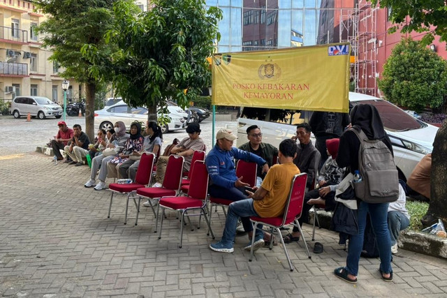 Keluarga korban kebakaran gedung Terra Drone menunggu identifikasi jenazah di Pos DVI RS Polri Kramat Jati, Jakarta Timur, Rabu (10/12/2025). Foto: Abid Raihan/kumparan
