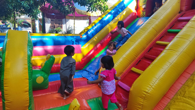  Ilustrasi anak bermain di istana balon. Foto: M_ILHAM/Shutterstock