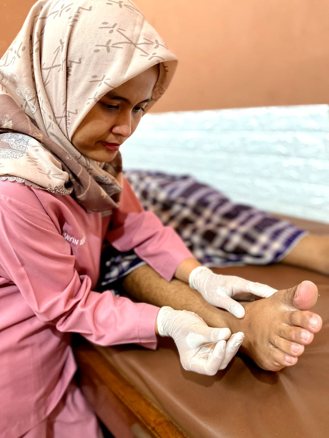 Ilustrasi Akupunktur Medis (Sumber Gambar: Dokumentasi Pribadi Penulis)