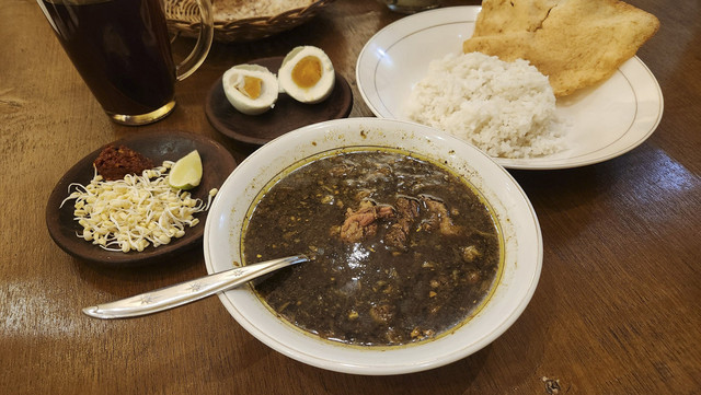 Rawon khas Jawa Timur di rumah makan Rawon Manten Jatinegara. Foto: Azalia Amadea/kumparan