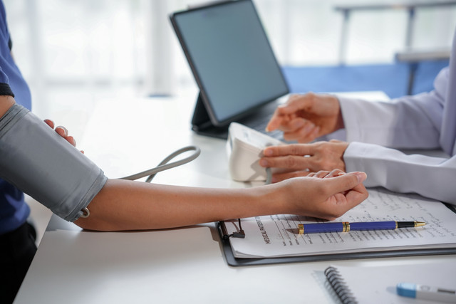 Screening kesehatan. Foto: Amnaj Khetsamtip/Shutterstock