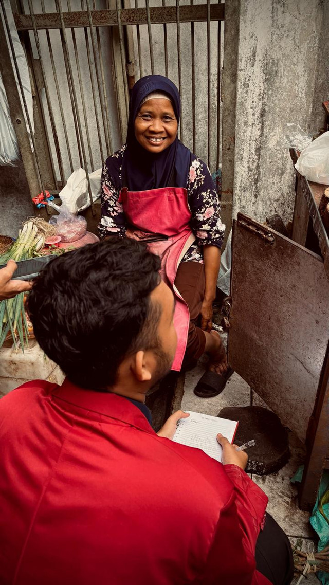Penulis saat melakukan survei harga dan wawancara dengan pedagang ayam di Pasar Kranggan, Yogyakarta. (Dok. Pribadi)