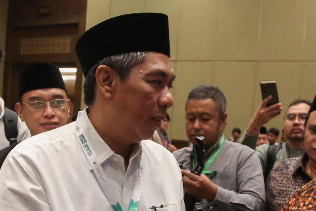 Pj Ketua Umum PBNU terpilih KH Zulfa Mustofa (kiri) mendapat ucapan selamat atas terpilih dirinya usai rapat pleno Pengurus Besar Nahdlatul Ulama (PBNU) di Jakarta, Selasa (9/12/2025). Foto: Muhammad Iqbal/ANTARA FOTO