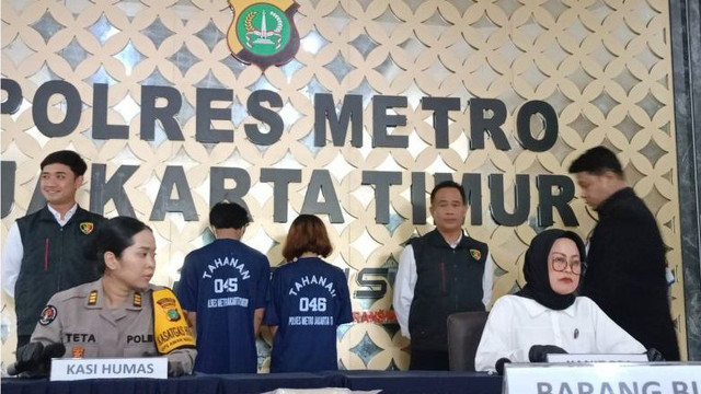Kepala Unit Perlindungan Perempuan dan Anak (PPA) Polres Metro Jakarta Timur AKP Sri Yatmini (kanan) dalam konferensi pers di Mapolres Metro Jakarta Timur, Senin (8/12/2025). Foto: Siti Nurhaliza/ANTARA