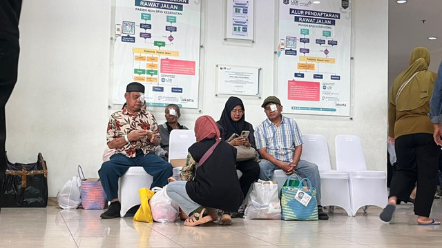 Suasana Bakti Kesehatan (operasi katarak gratis, cek kesehatan gratis dan bantuan kacamata) oleh Pemprov DKI Jakarta di RSKD Duren Sawit, Jakarta Timur, Rabu (10/12/2025). Foto: Nasywa Athifah/kumparan