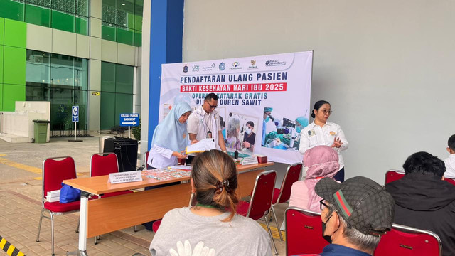 Suasana Bakti Kesehatan (operasi katarak gratis, cek kesehatan gratis dan bantuan kacamata) oleh Pemprov DKI Jakarta di RSKD Duren Sawit, Jakarta Timur, Rabu (10/12/2025). Foto: Nasywa Athifah/kumparan