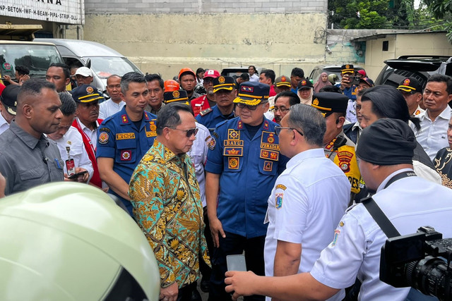Menteri Dalam Negeri Tito Karnavian tiba di gedung Terra Drone, Kemayoran, Jakarta Pusat, Rabu (10/12/2025). Foto: Rayyan Farhansyah/kumparan