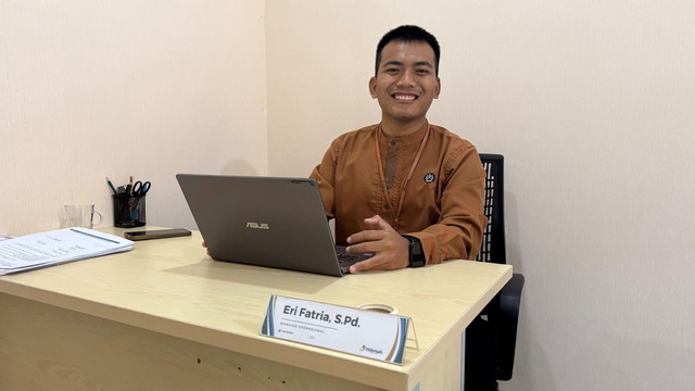 Eri Fatria, Salah satu Alumni Program Beasiswa DT Peduli yang saat ini sudah sukses dalam karirnya (Sumber : DT Peduli)