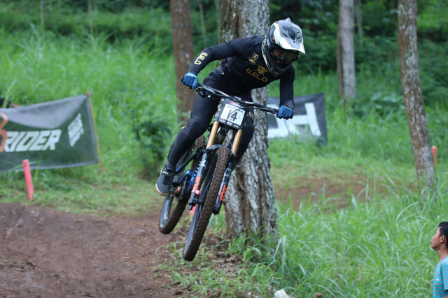 Aksi Rendy Varera Sanjaya di 76 Indonesian Downhill. Foto: 76Rider